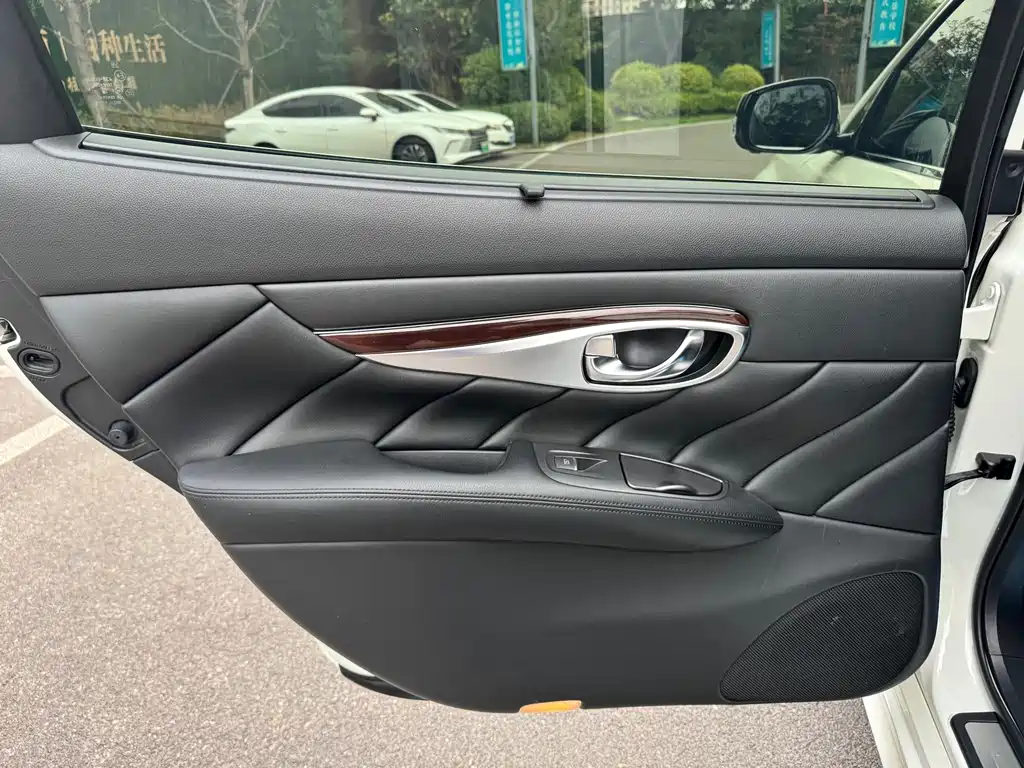 Infiniti Q70 — миниатюра 6