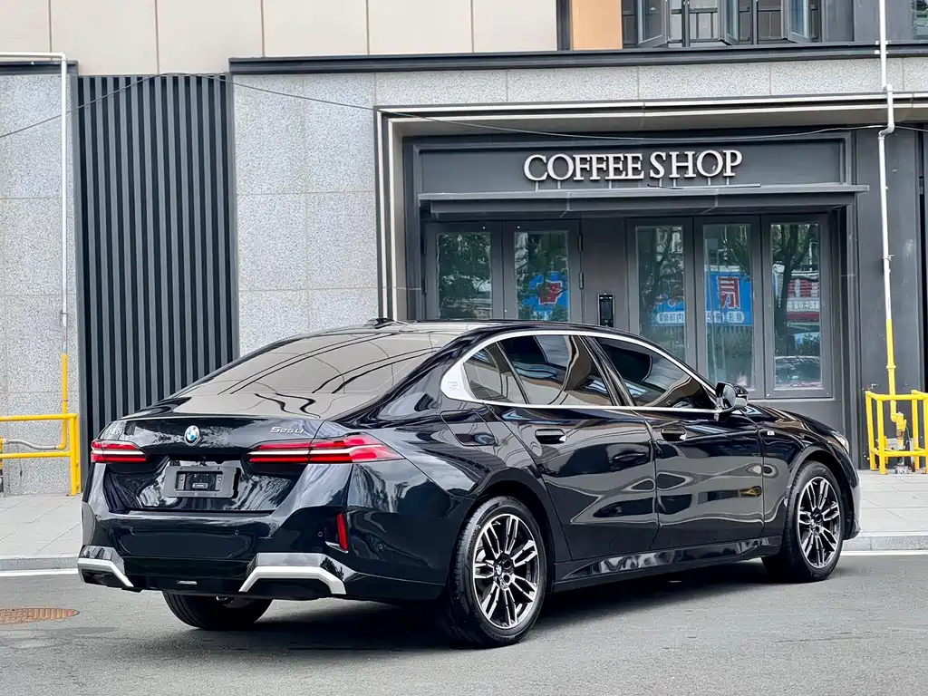 BMW 5 Series — миниатюра 6