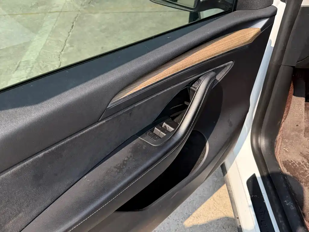 Tesla Model Y — миниатюра 7