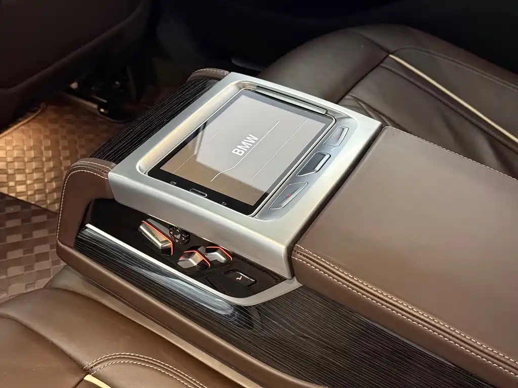 BMW 7 Series — миниатюра 11