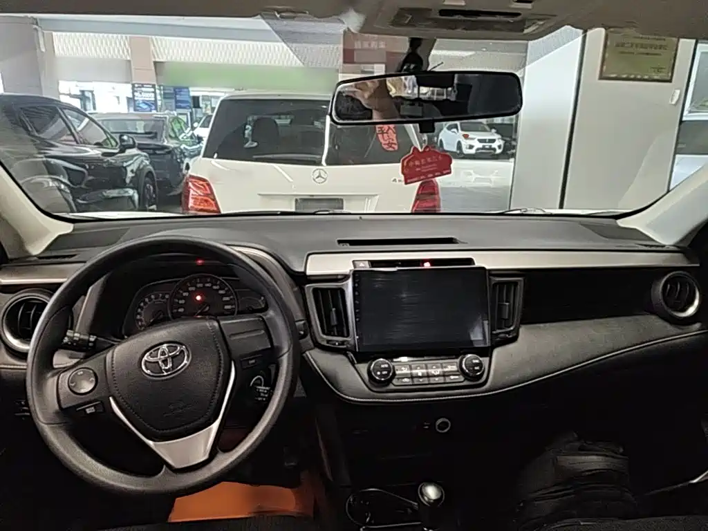 Toyota RAV4 — миниатюра 10