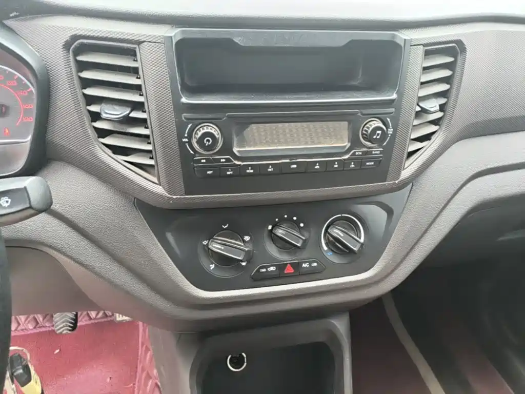 Wuling Hongguang V — миниатюра 13