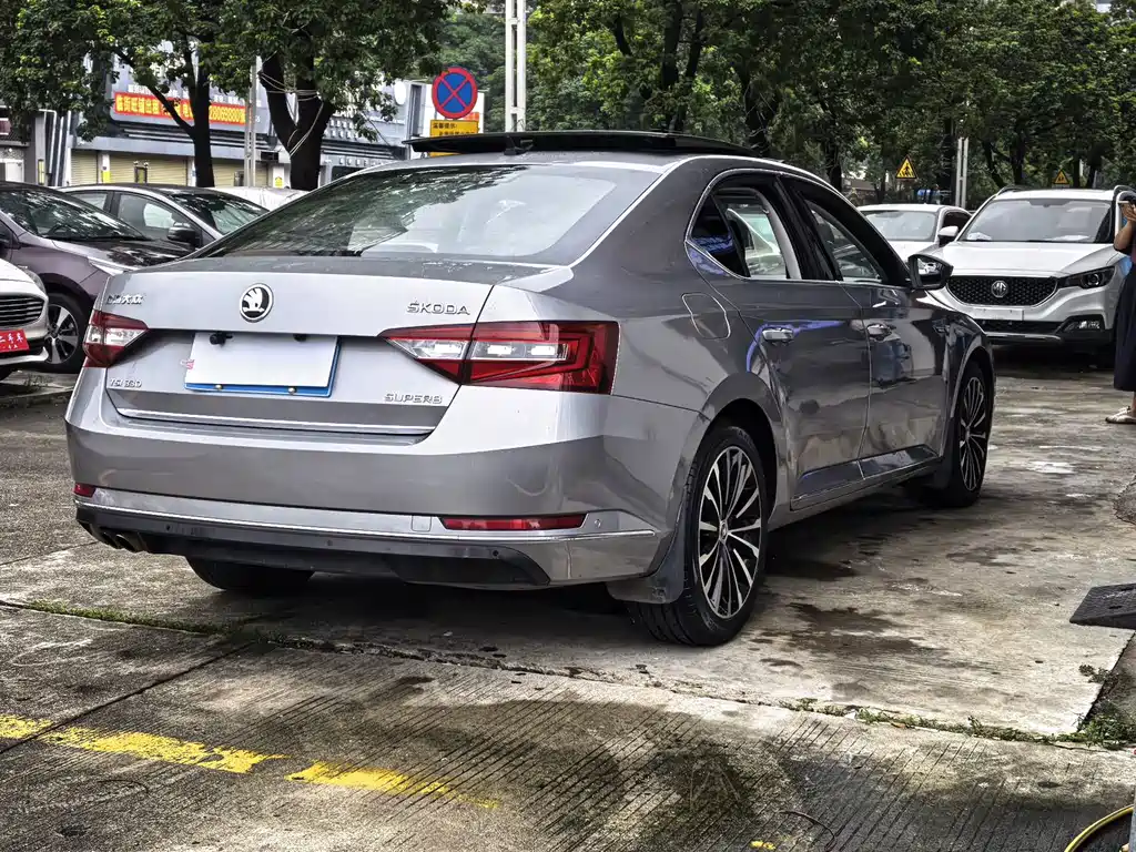 Skoda Superb — миниатюра 6