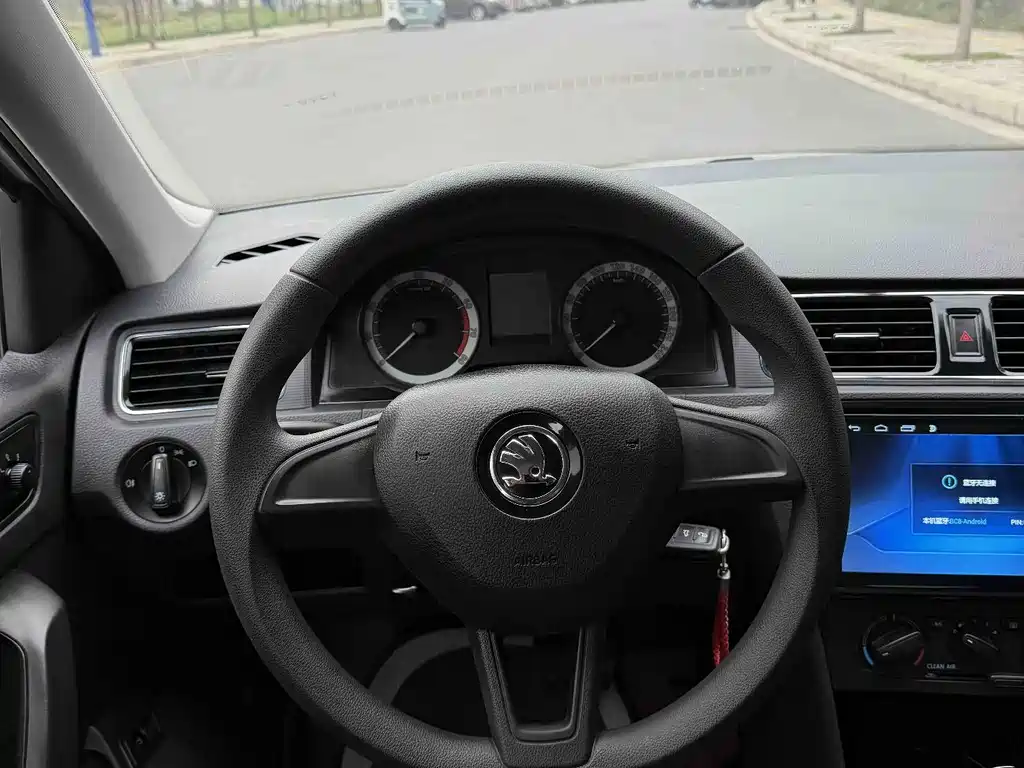 Skoda Rapid — миниатюра 12