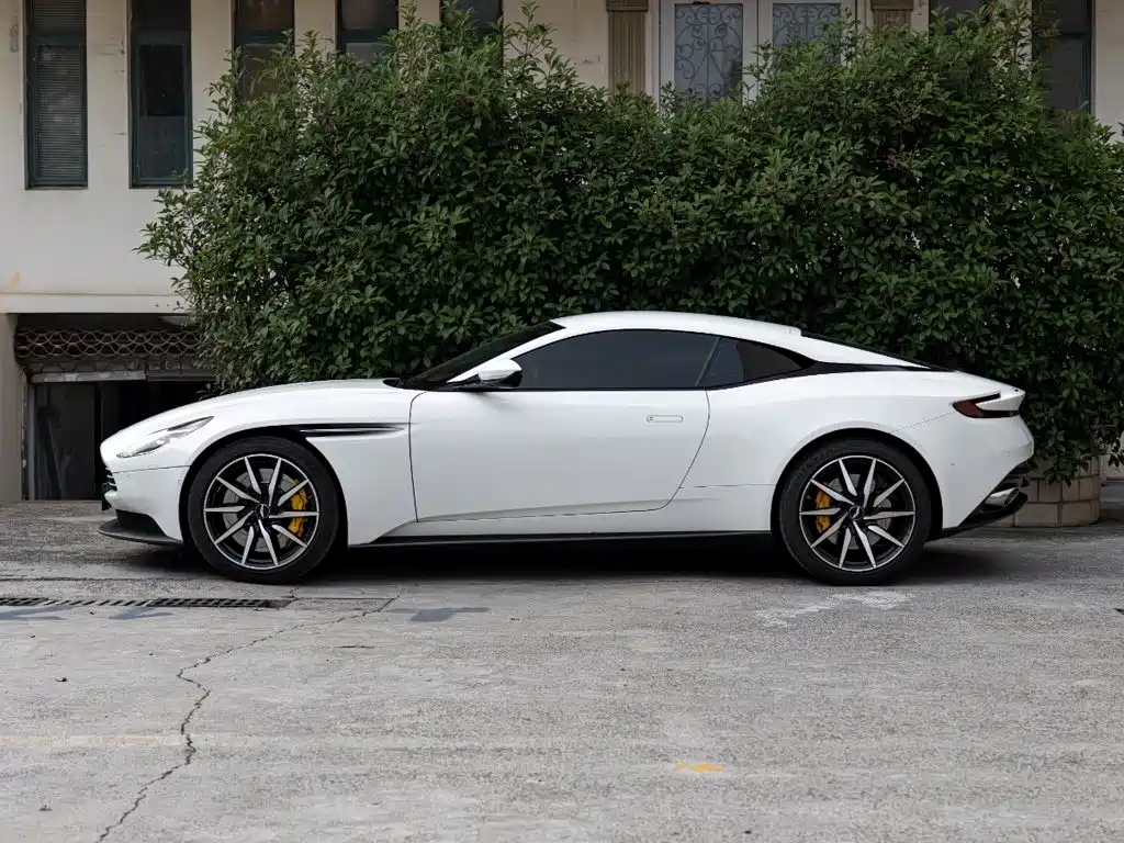 Aston Martin DB11 — миниатюра 2