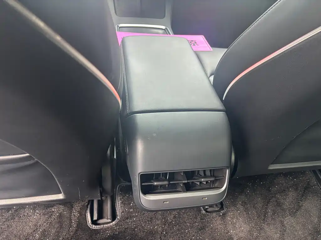 Tesla Model Y — миниатюра 8