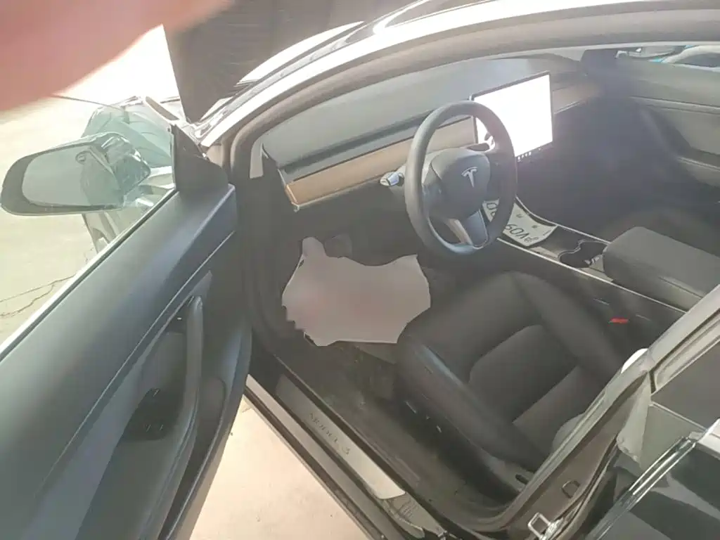 Tesla Model 3 — миниатюра 16