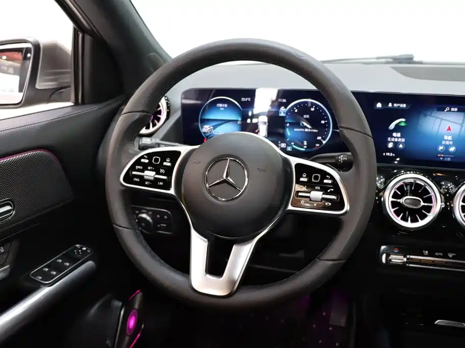 MERCEDES-BENZ GLA
