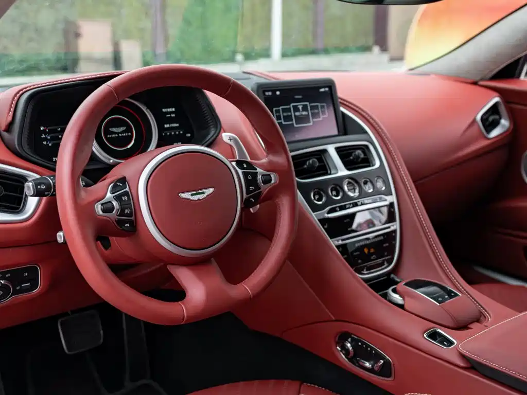 Aston Martin DB11 — миниатюра 6