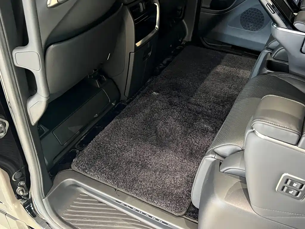 Toyota Alphard — миниатюра 20