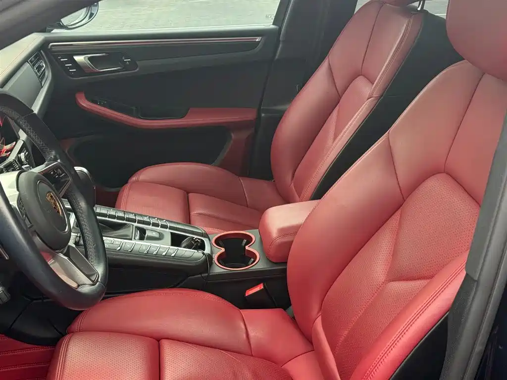 PORSCHE MACAN