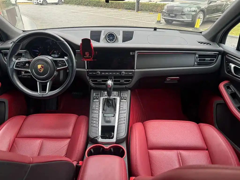 PORSCHE MACAN