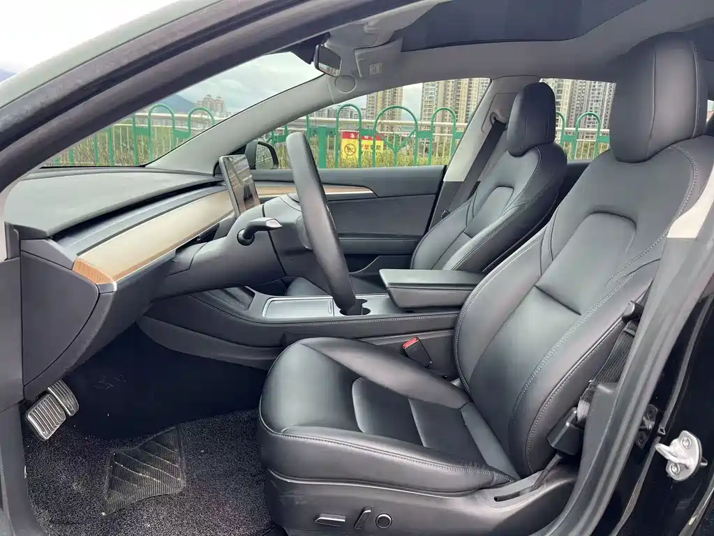 Tesla Model 3 — миниатюра 10