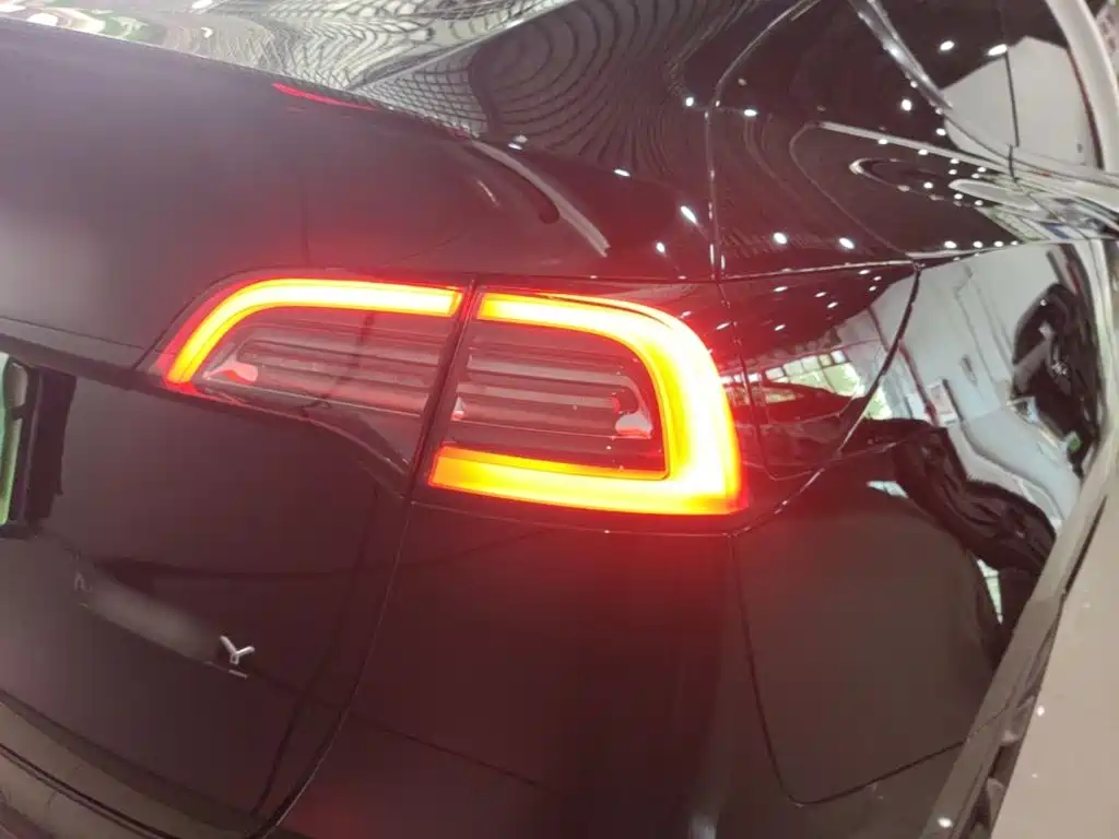 Tesla Model Y — миниатюра 8
