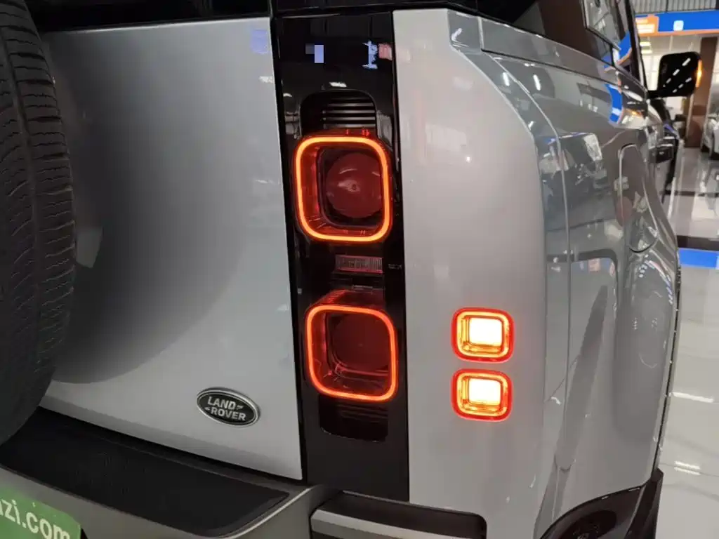 Land Rover Defender — миниатюра 8