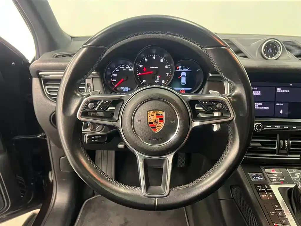 Porsche Macan — миниатюра 16