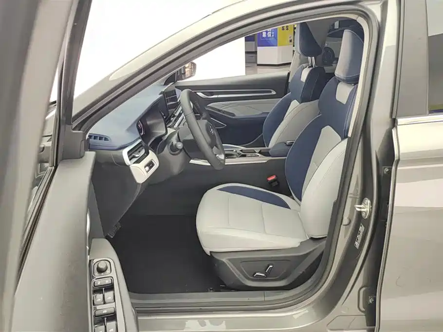 Geely Emgrand 2022 4 1.5L CVT Flagship