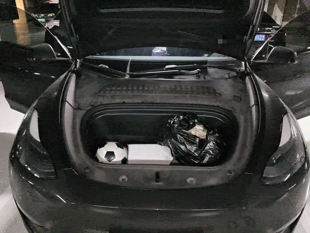 Tesla Model Y — миниатюра 17