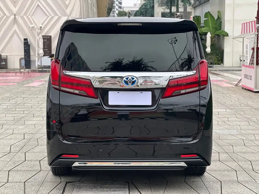 Toyota Alphard — миниатюра 5