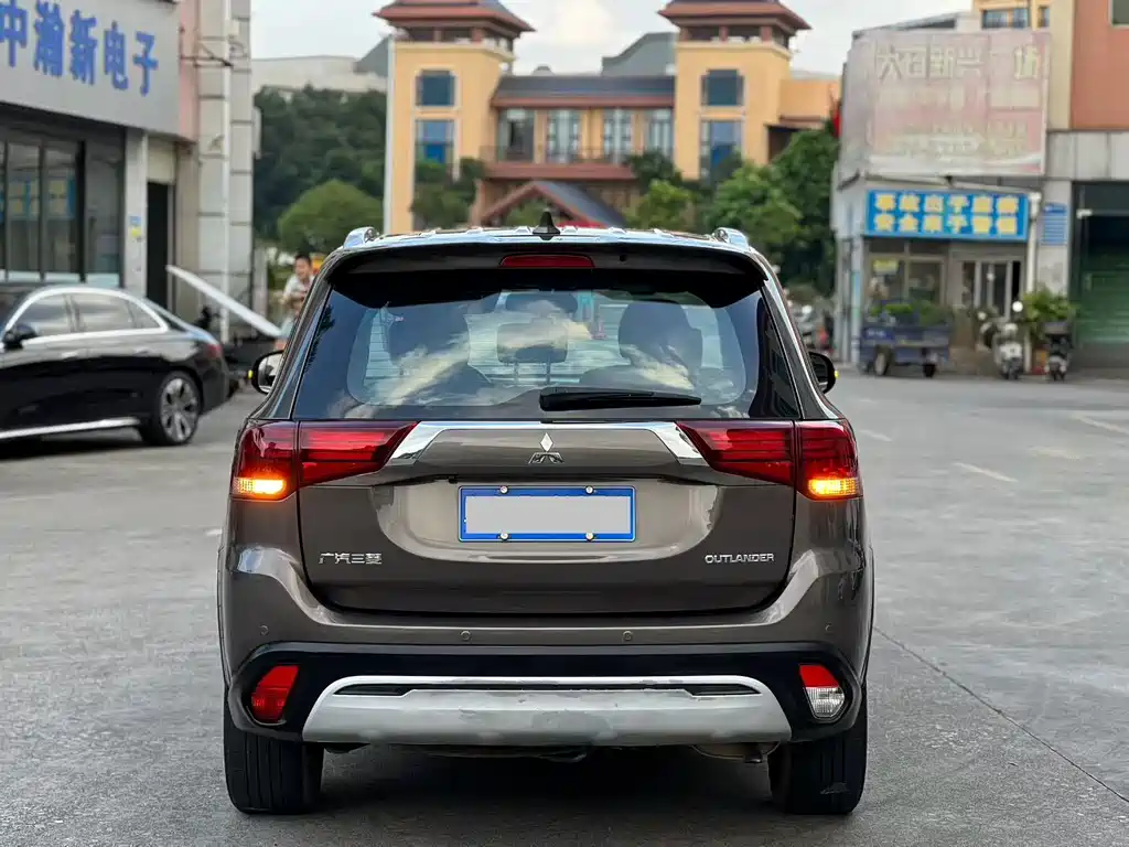 Mitsubishi Outlander — миниатюра 9