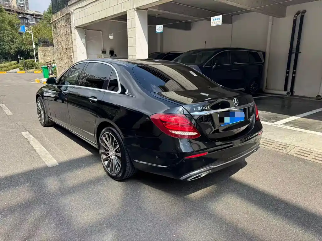 Mercedes-Benz E-Class — миниатюра 7