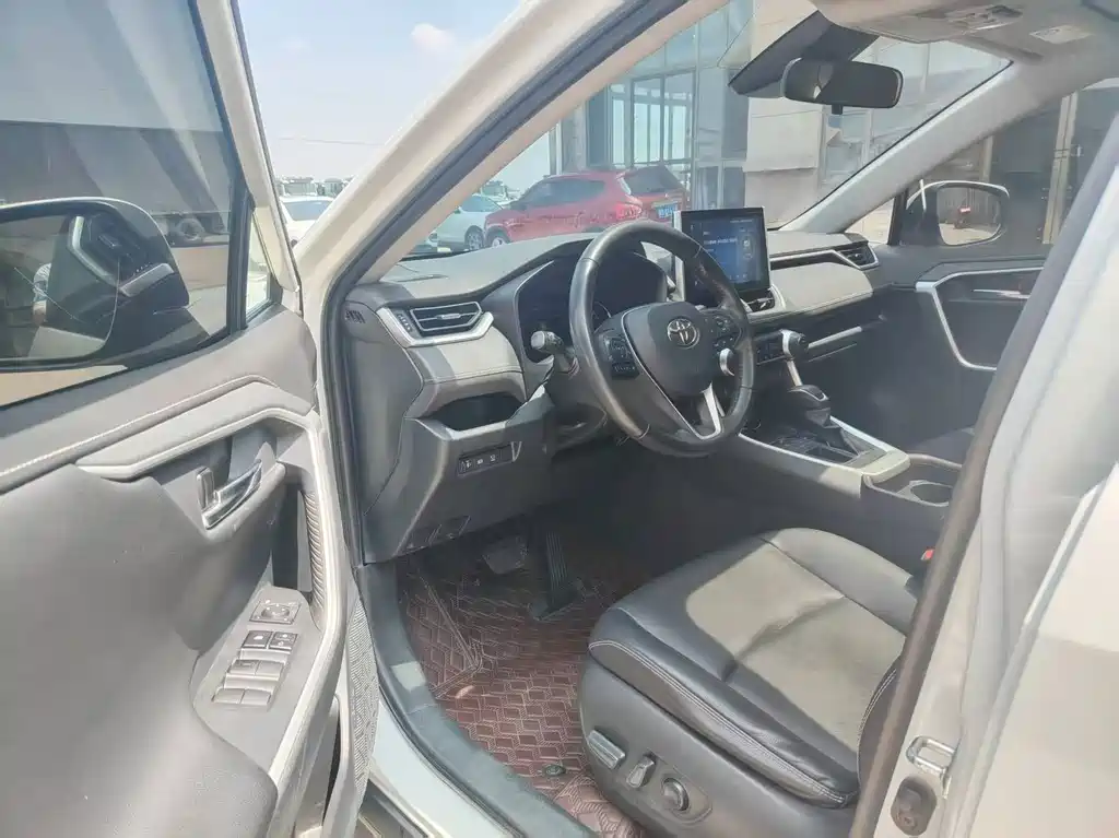 Toyota RAV4 — миниатюра 4
