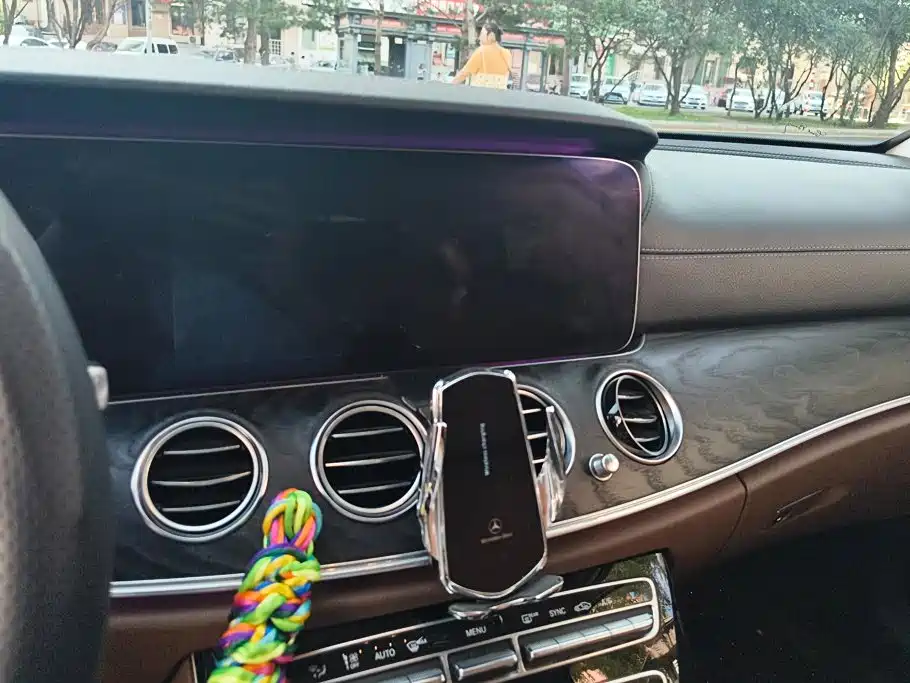 Mercedes-Benz E-Class — миниатюра 12