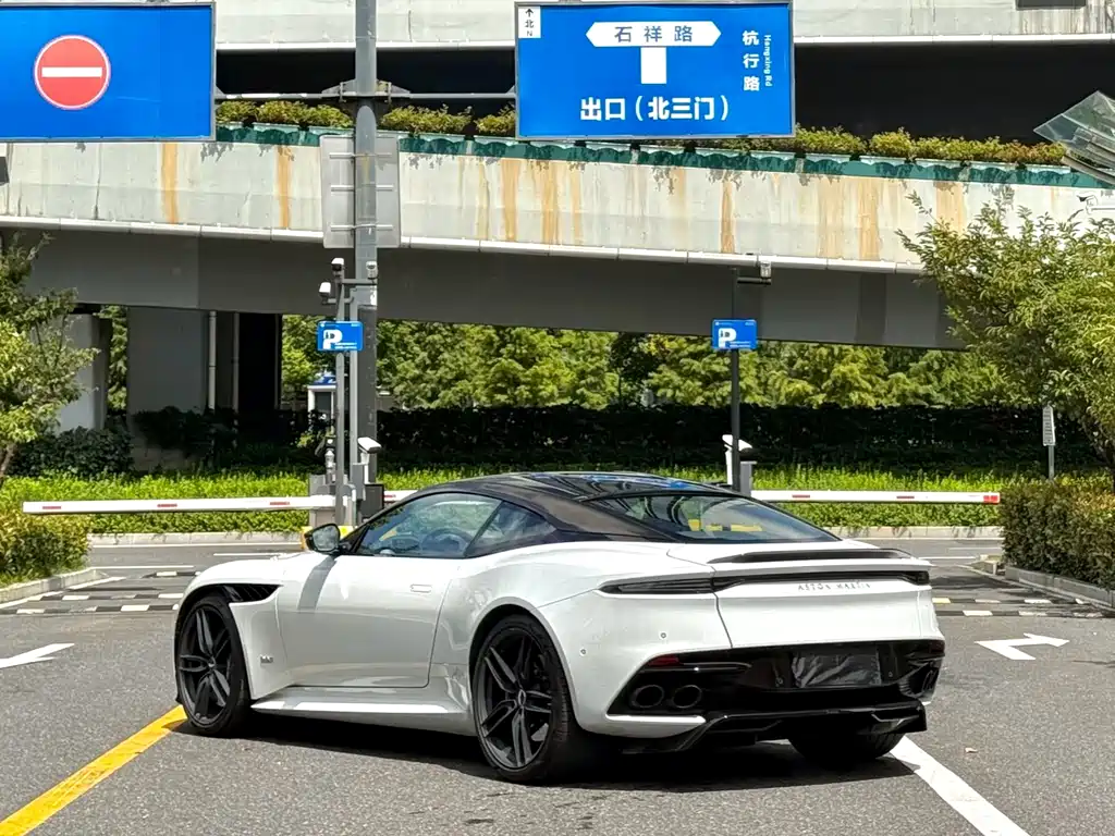 Aston Martin DBS — миниатюра 9