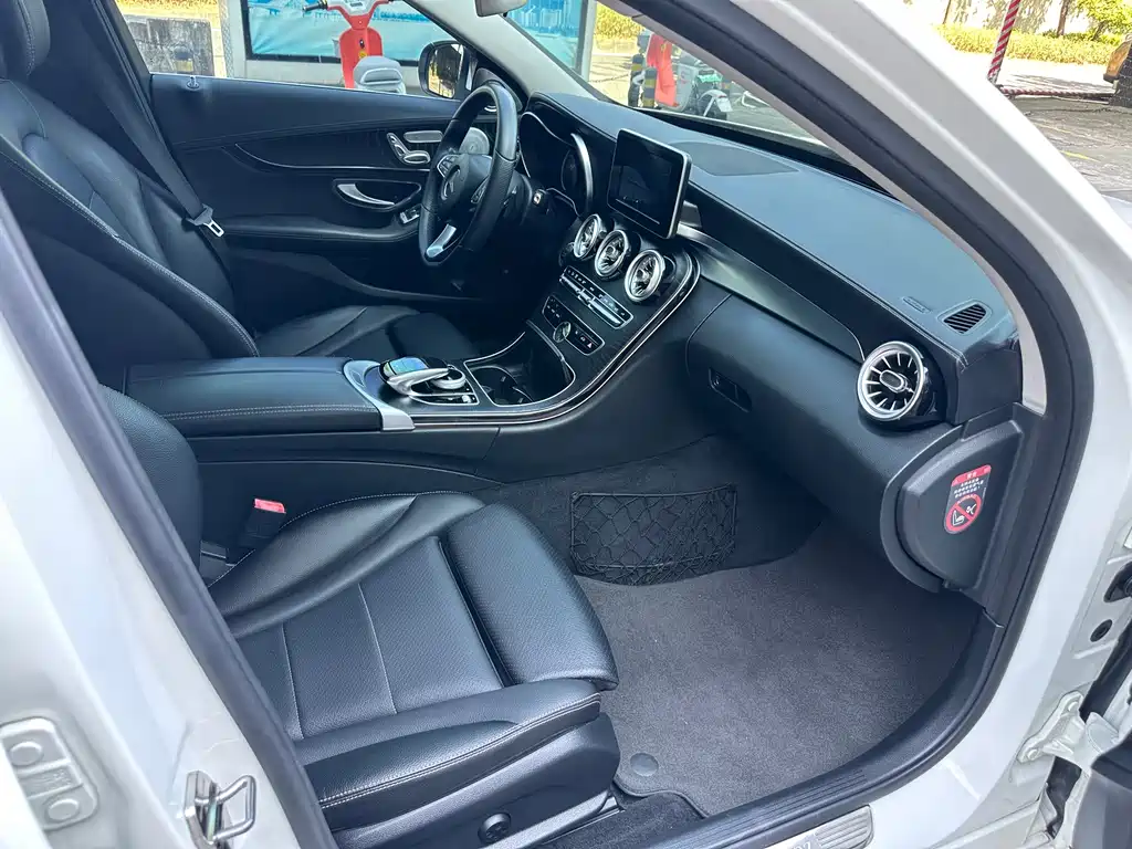 Mercedes-Benz C-Class — миниатюра 12