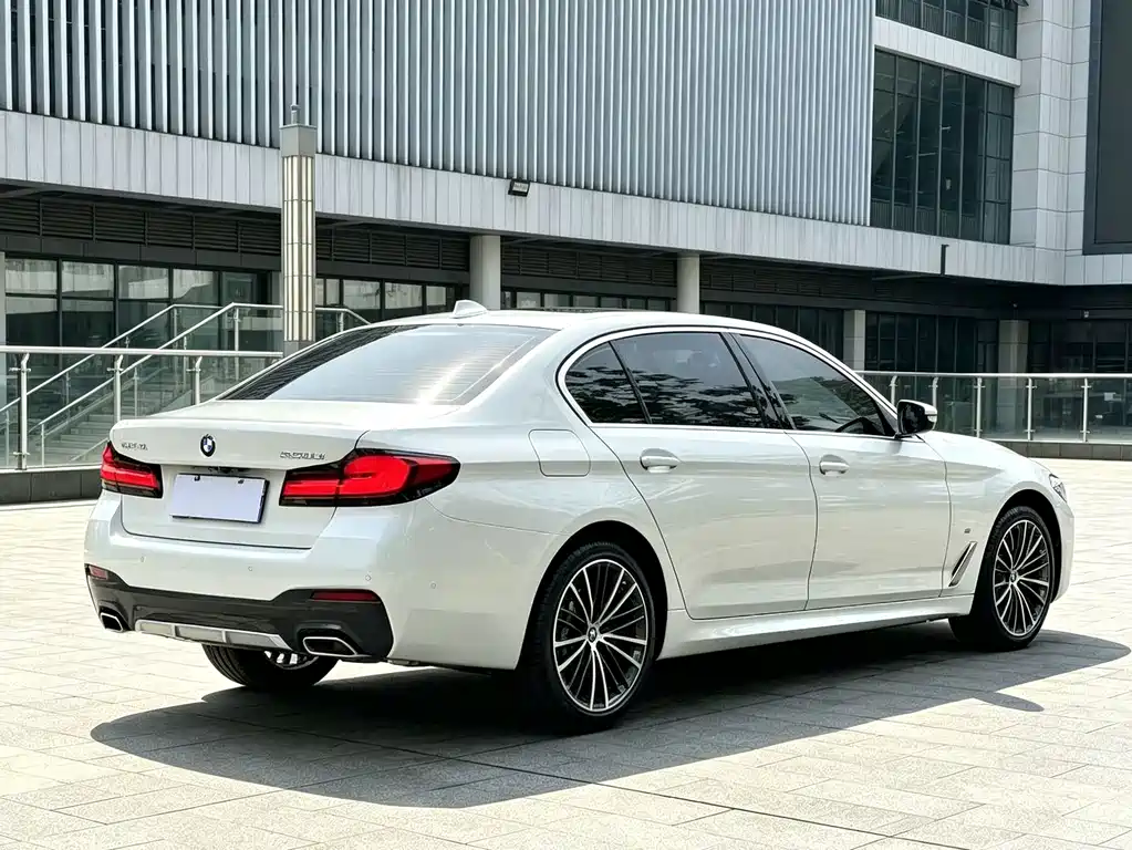 BMW 5 Series — миниатюра 10
