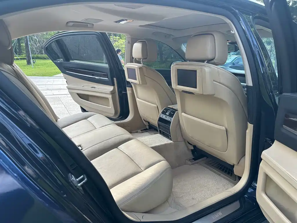 BMW 7 Series — миниатюра 9
