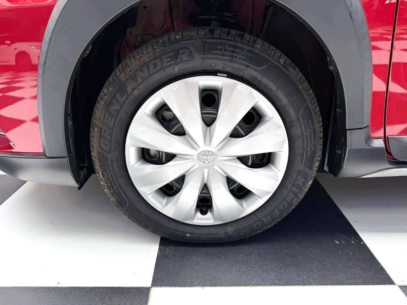 Toyota YARiS L Zhi Xuan 1.5 л 2022 г. желто-оранжевый, пробег 26000 км
