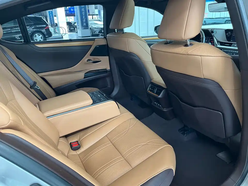 Lexus ES — миниатюра 12