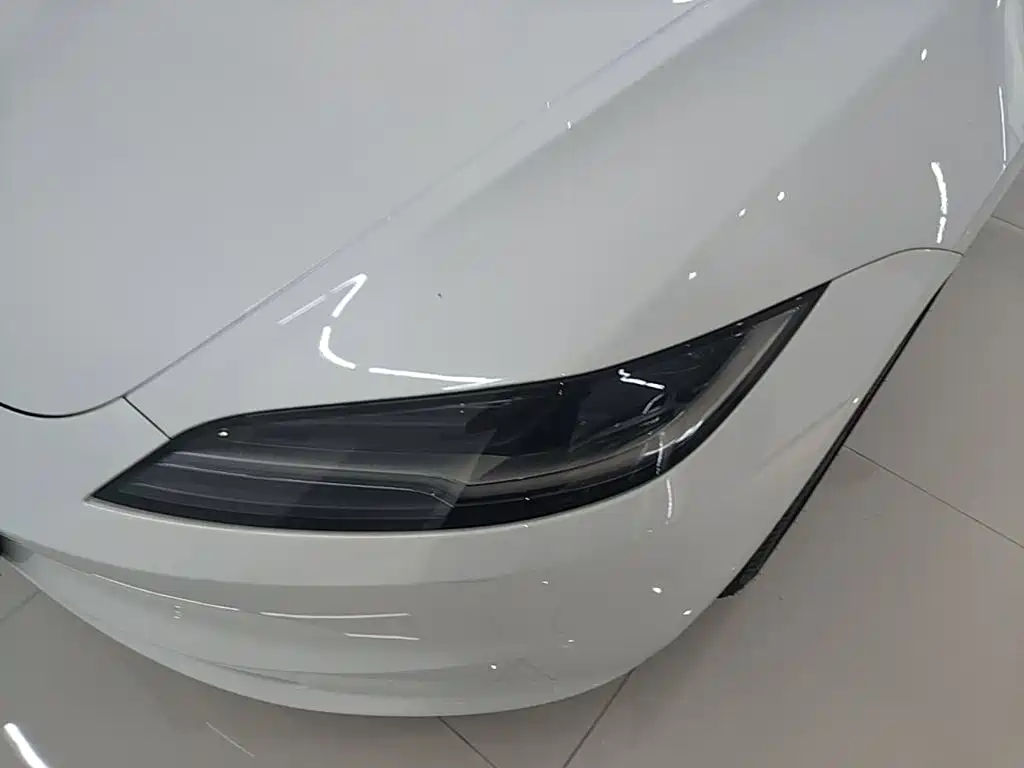 Tesla Model 3 — миниатюра 24