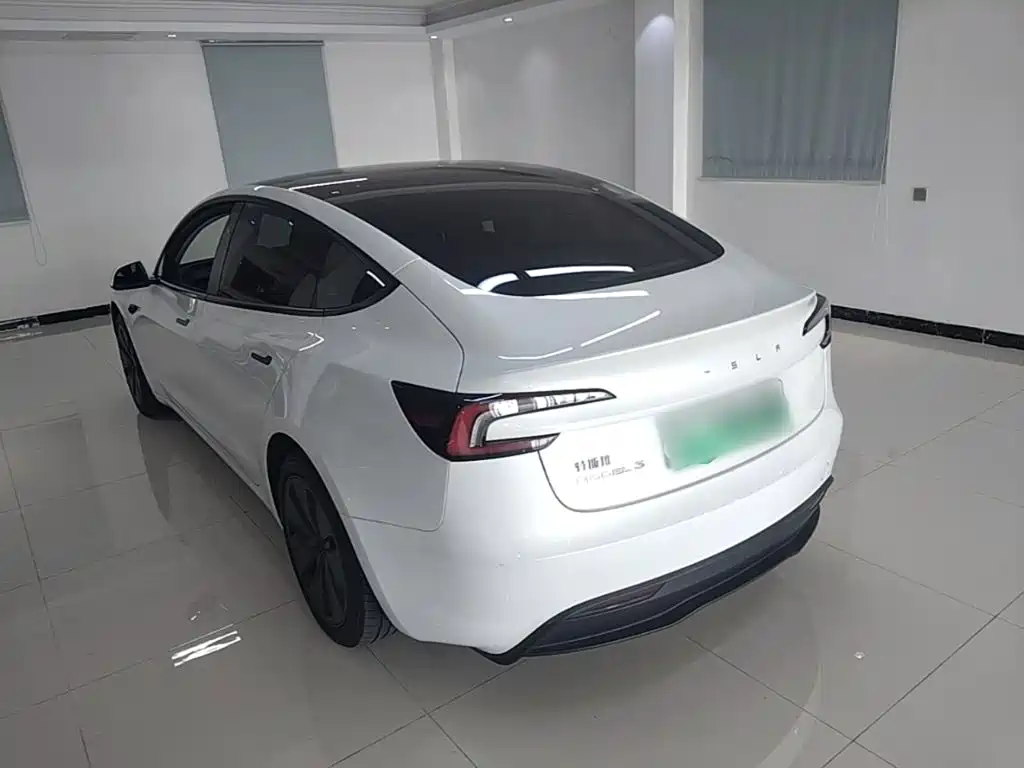 Tesla Model 3 — миниатюра 5