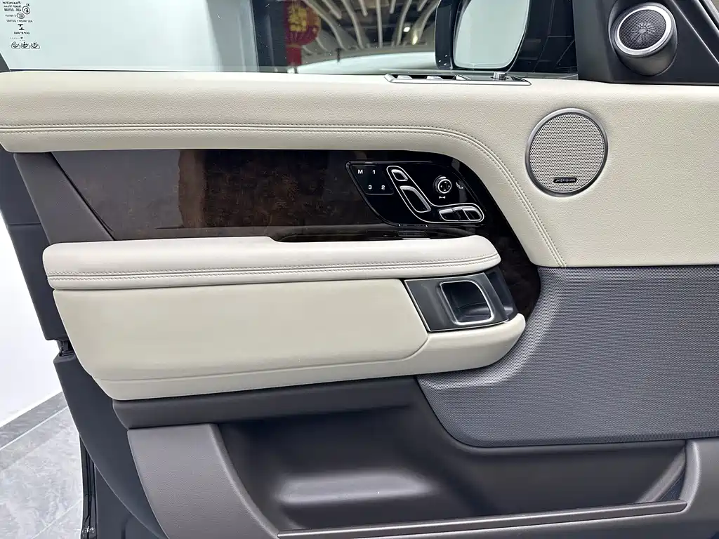 Land Rover Range Rover — миниатюра 17
