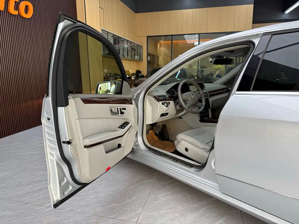 Mercedes-Benz E-Class — миниатюра 13