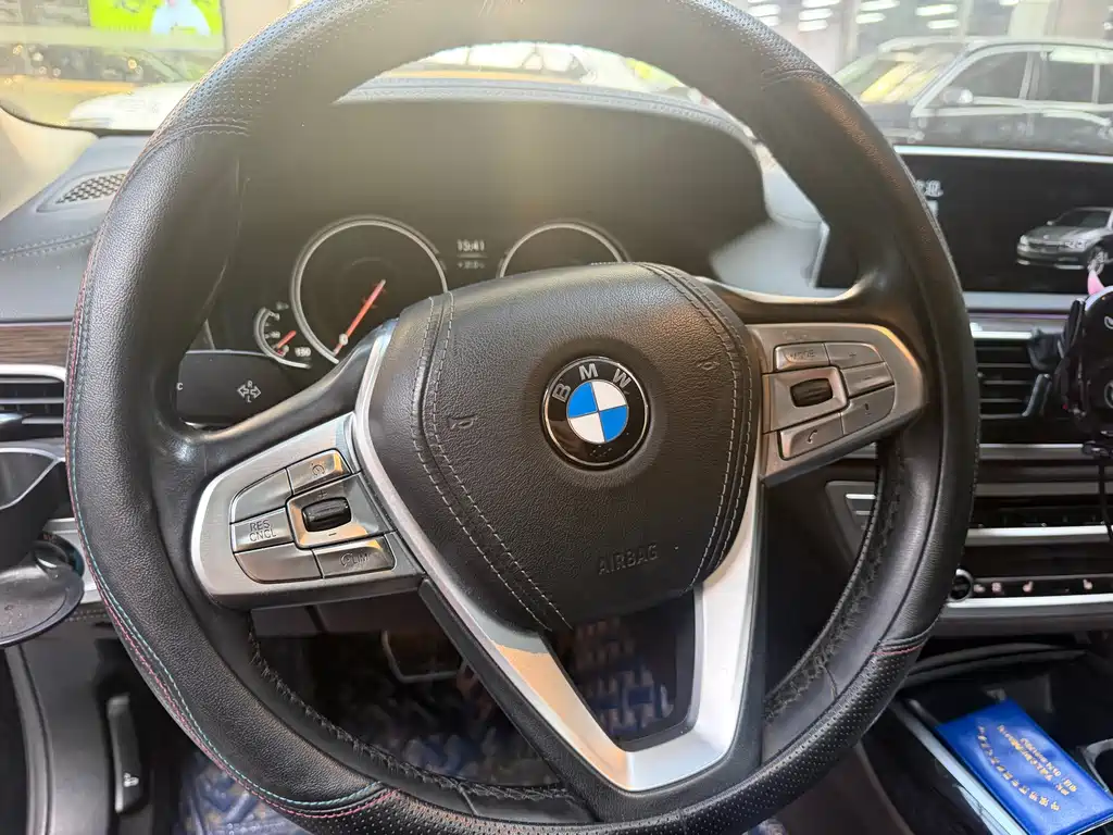 BMW 7 Series — миниатюра 8
