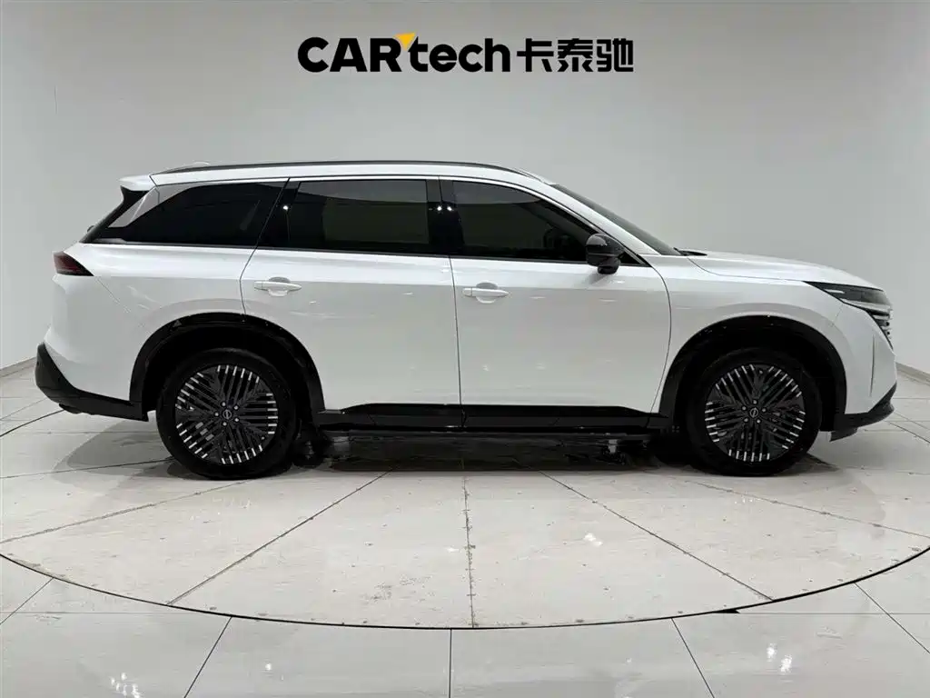 NISSAN EXPLORING THE LAND