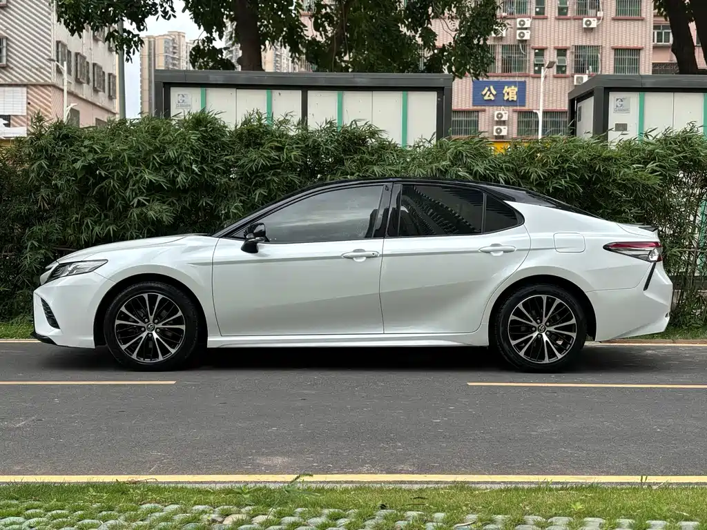 Toyota Camry — миниатюра 23