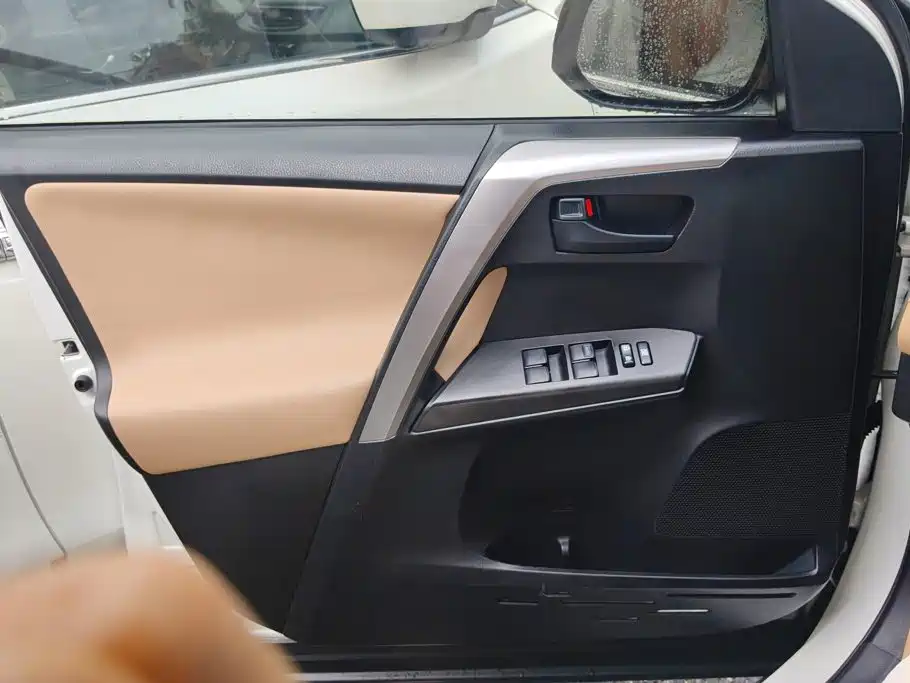 Toyota RAV4 — миниатюра 7