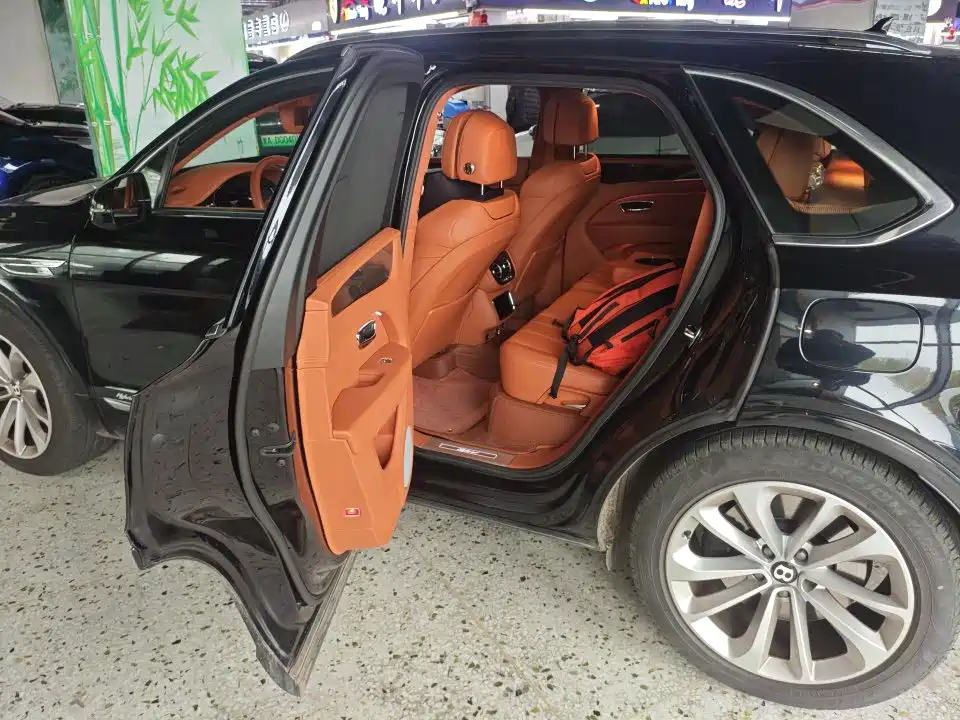 Bentley Bentayga PHEV — миниатюра 11