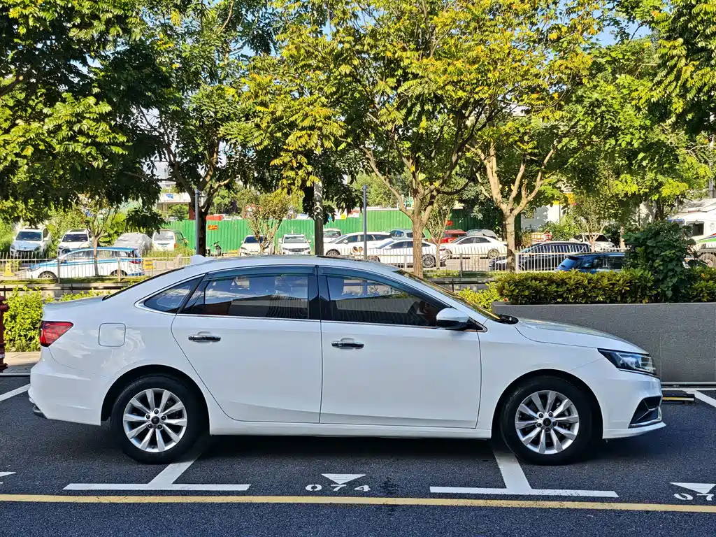 Roewe i6 New Energy — миниатюра 7