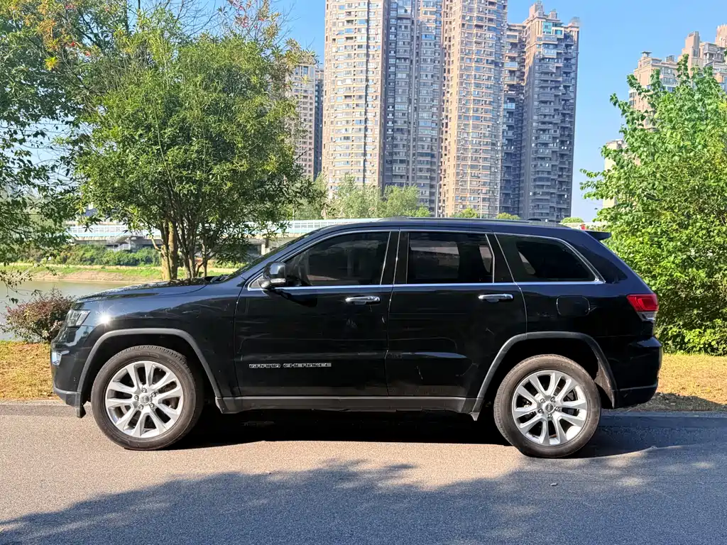 Jeep Grand Cherokee (Import) — миниатюра 4
