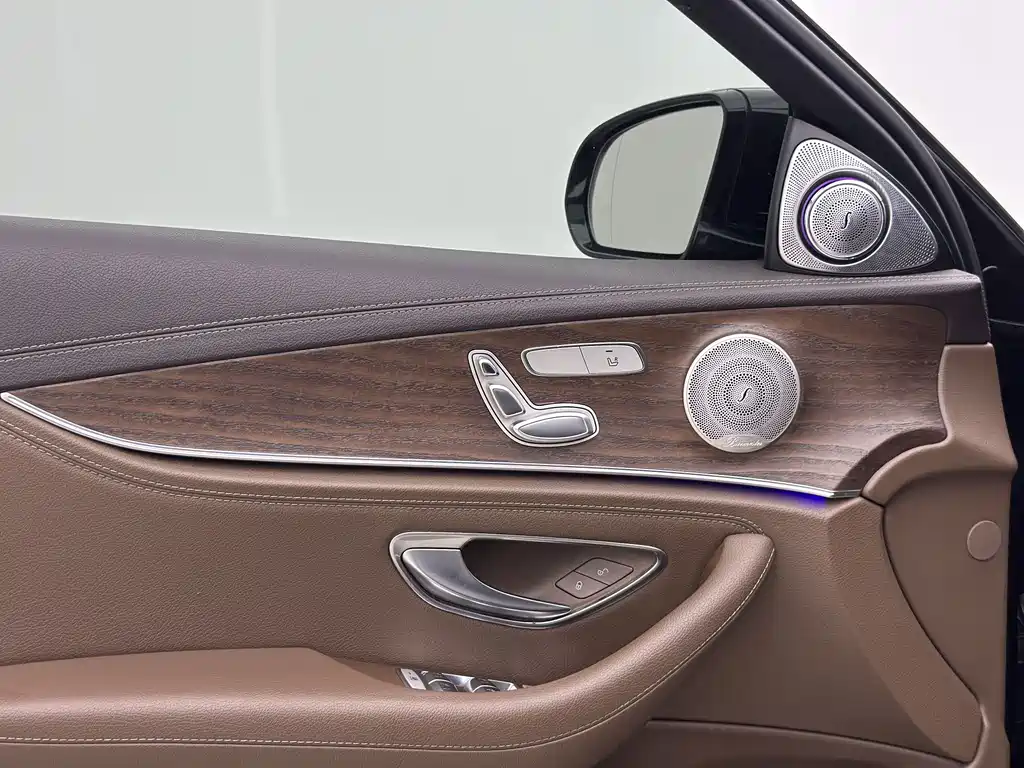 Mercedes-Benz E-Class — миниатюра 11