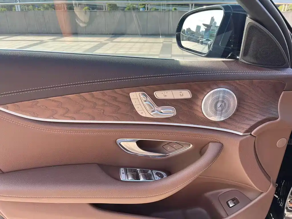 Mercedes-Benz E-Class — миниатюра 6