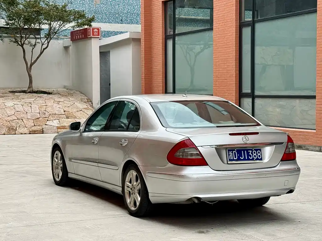 Mercedes-Benz E-Class — миниатюра 6