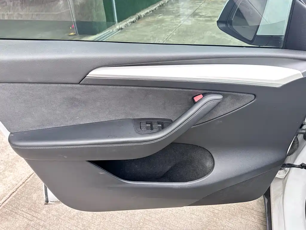 Tesla Model Y — миниатюра 10