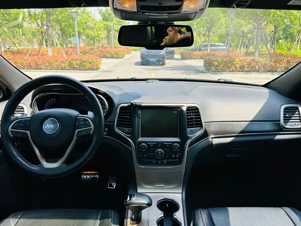 Jeep Grand Cherokee (Import) — миниатюра 9