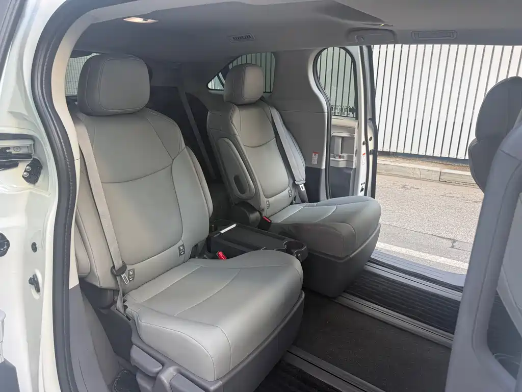 Toyota Granvia — миниатюра 11